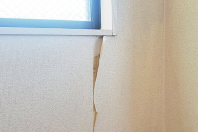 壁紙の浮きや剥がれがある