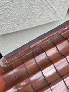 神戸市にて漆喰の劣化による雨漏り修理〈棟の取り直し・漆喰詰め直し工事〉 施工前