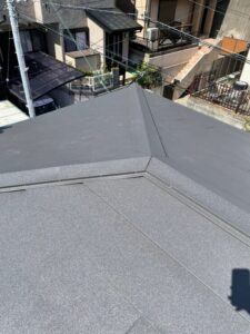 神戸市にてスレート屋根の棟板金からの雨漏り修理〈スーパーガルテクトでカバー工法〉 施工後