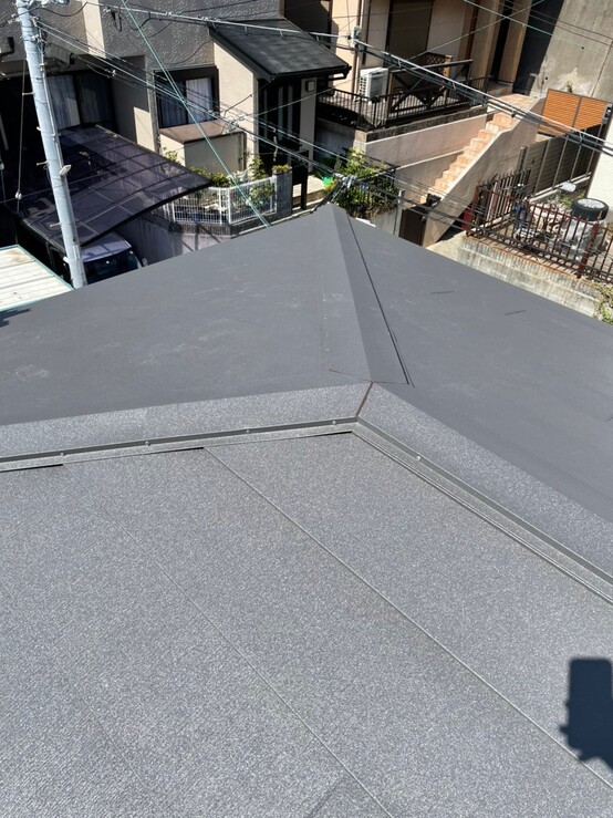 神戸市にてスレート屋根の棟板金からの雨漏り修理〈スーパーガルテクトでカバー工法〉 施工後