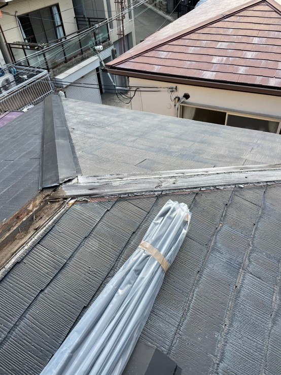 神戸市にてスレート屋根の棟板金からの雨漏り修理〈スーパーガルテクトでカバー工法〉 施工前