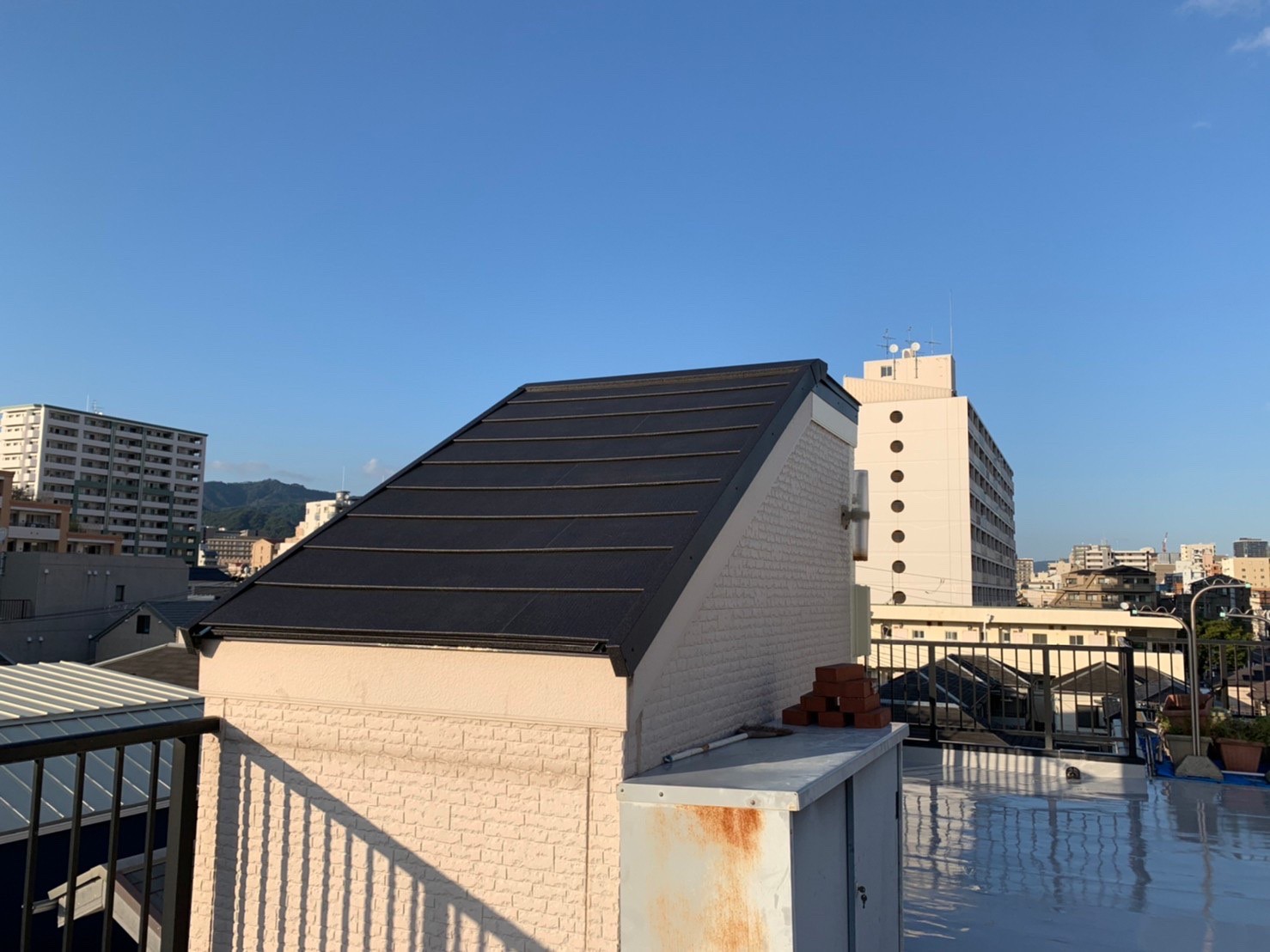 神戸市にて雨漏り修理〈塔屋の屋根葺き替え、屋上防水塗装〉 施工後