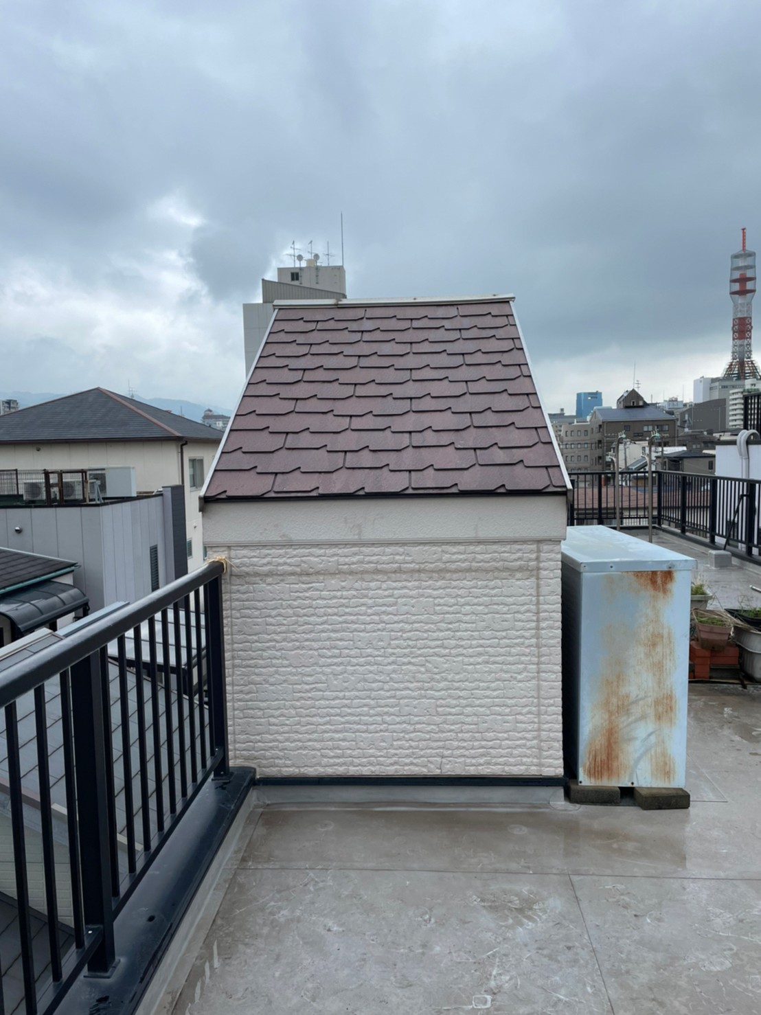 神戸市にて雨漏り修理〈塔屋の屋根葺き替え、屋上防水塗装〉 施工前