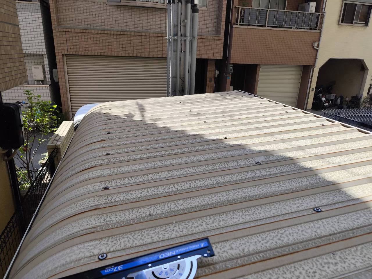 神戸市にて屋根修理〈駐車場屋根の張替え工事〉 施工前